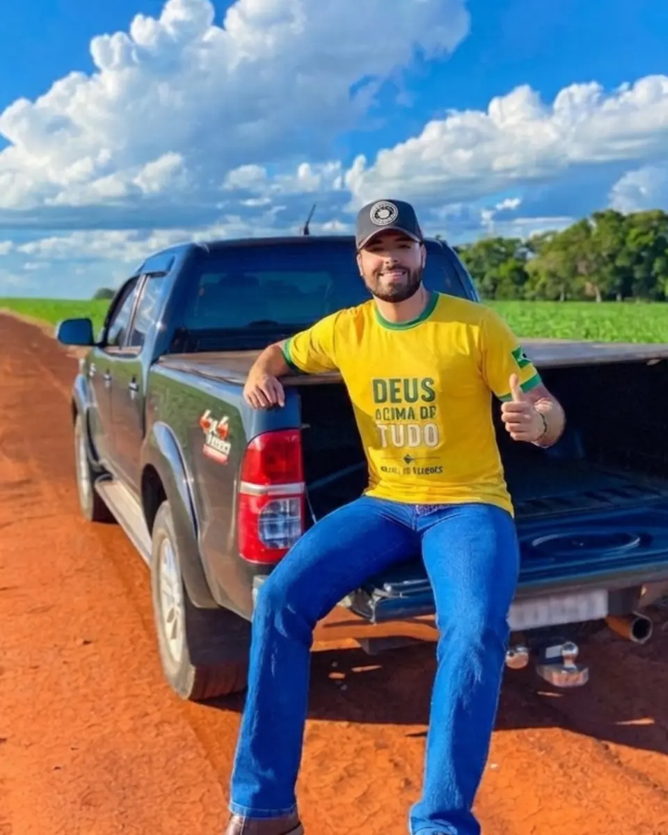 Cliente usando camisa amarela Deus Acima de Tudo Brasil de Valores