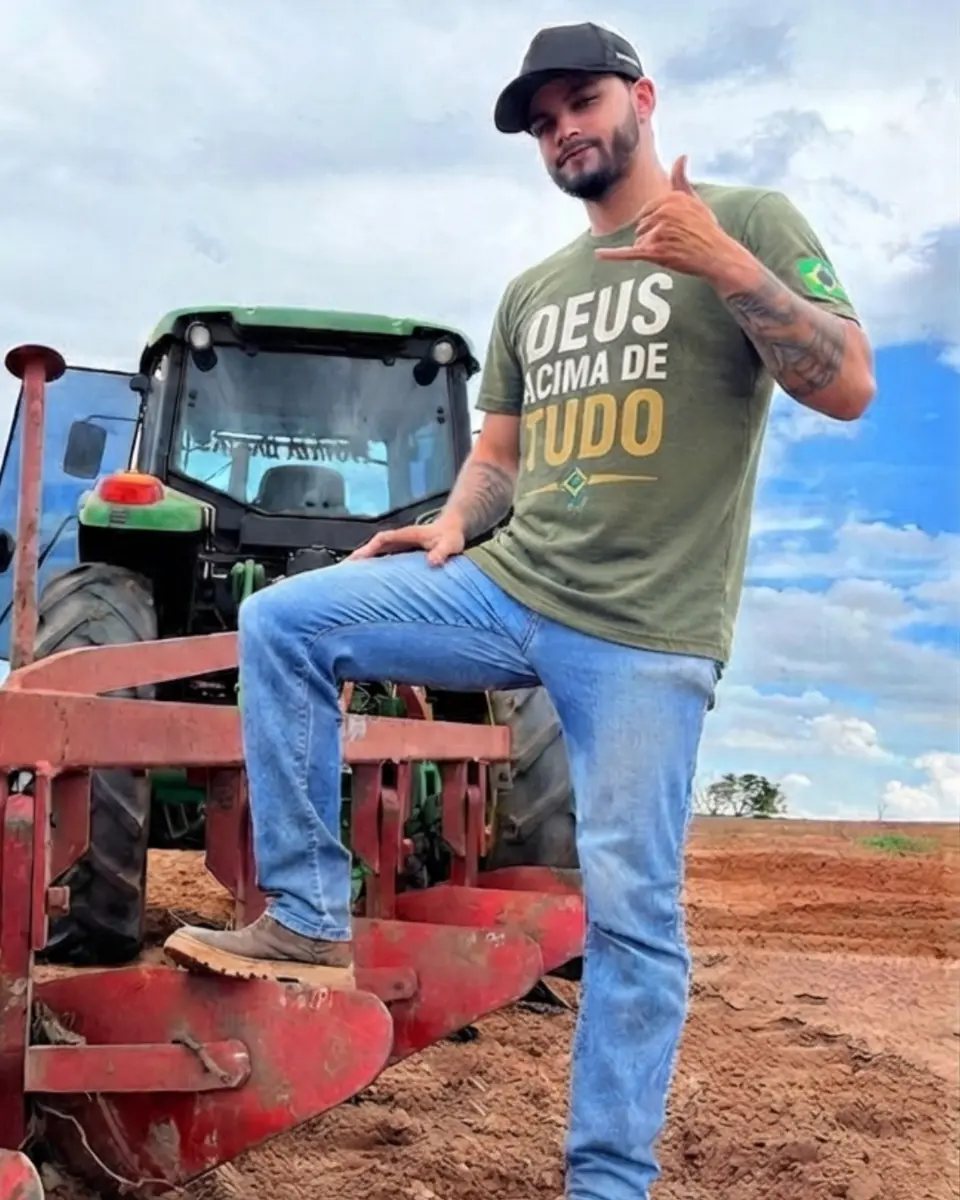 Cliente usando camisa verde-oliva Deus Acima de Tudo Brasil de Valores
