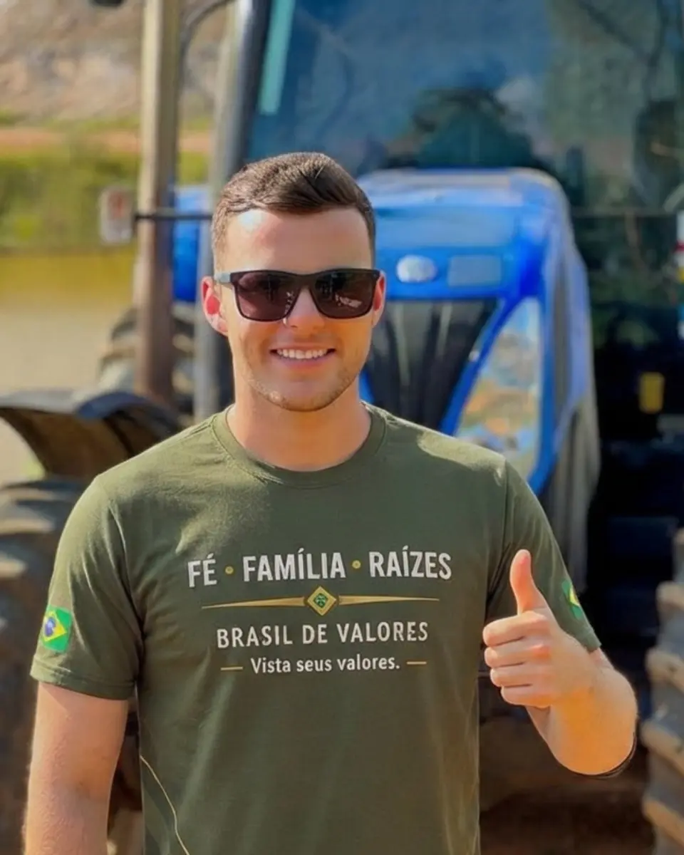 Cliente usando camisa Fé, Família e Raízes Brasil de Valores
