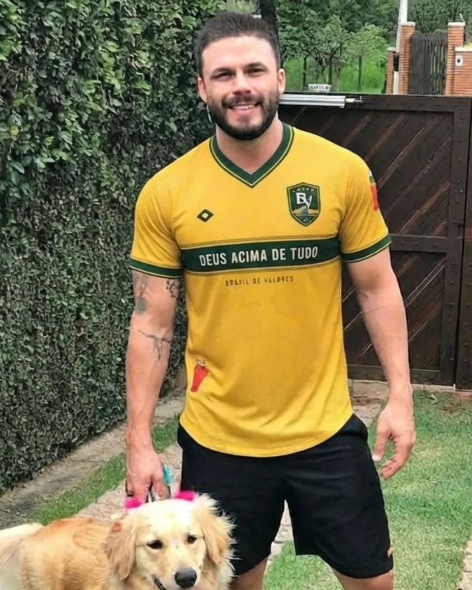 Cliente usando camisa amarela Deus Acima de Tudo Brasil de Valores