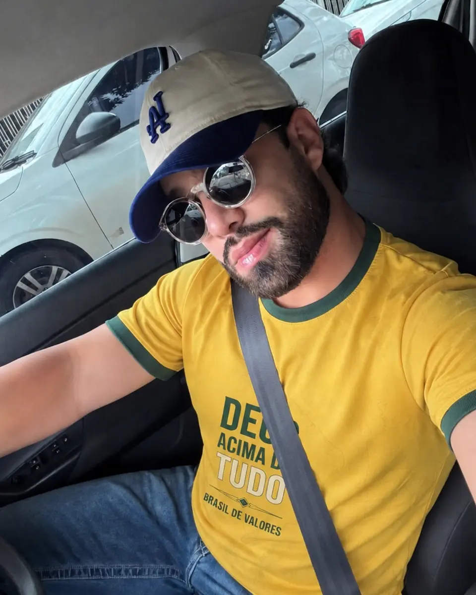 Cliente usando camisa amarela Deus Acima de Tudo Brasil de Valores