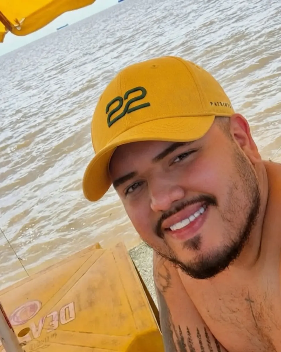 Cliente usando boné amarelo Boné 22 Brasil de Valores